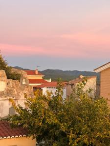 Aussicht vom Dach eines Gebäudes in der Unterkunft Mi casa es la tuya in Caudiel