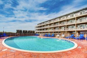 una piscina frente a un hotel en Sandalwood Sunrise 823 #205DS-H, en Hatteras