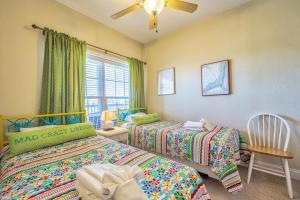 sypialnia z 2 łóżkami i wentylatorem w obiekcie Sandalwood Sunrise 823 #205DS-H w mieście Hatteras