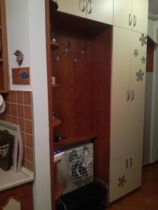 een keuken met een kast en een wastafel bij Sunhouse Home in Szombathely