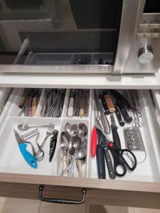 a drawer filled with lots of kitchen utensils at L'appartement Idéal 4 voyageurs in Boulogne-Billancourt
