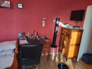 een slaapkamer met een bureau en een bed en een kamer met een bed gmaxwell gmaxwell bij Studio de Luxe in Vitry-le-François