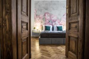 een slaapkamer met een bed met een schilderij aan de muur bij CracWoW K8 No.10 Apartment in Krakau