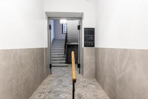 een hal met een trap en een schoolbord aan de muur bij CracWoW K8 No.10 Apartment in Krakau