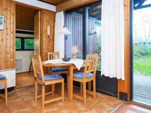 ein Esszimmer mit einem Holztisch und Stühlen in der Unterkunft Holiday home Sydals XXXI in Neder Lysabild