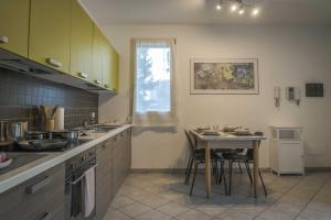 Кухня або міні-кухня у L'Archè Comfort & Relax - House with garden