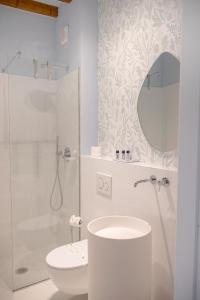ein Bad mit einer Dusche, einem WC und einem Spiegel in der Unterkunft GLAM PARMA in Parma