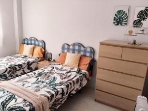 Apartamento de 3 habitaciones espacioso, muy tranquilo y cerca del mar客房内的一张或多张床位