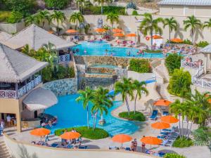 The MillにあるScrub Island Resort, Spa & Marinaのリゾートのプールの空中ビュー