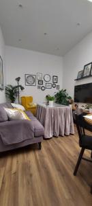 sala de estar con sofá y mesa en Apartamentos Los Descalzos Free Parking en Ronda
