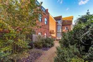 uma passagem em frente a um edifício de tijolos em Exceptionally Spacious Central Canterbury Home em Canterbury