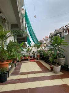 een balkon met potplanten op een gebouw bij Away From Home, Furnished Apartment in Bhopal