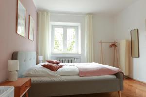 a bedroom with a bed with a window at FAWAY Charmante Atmosphäre - Parken - Netflix in Ingolstadt