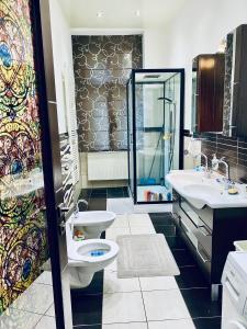 uma casa de banho com um WC e um lavatório em Private room in Prague Centre em Praga