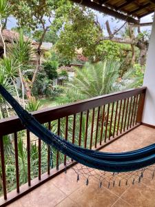 eine Hängematte auf dem Balkon eines Resorts in der Unterkunft Pousada Coqueiro Verde in Itacaré