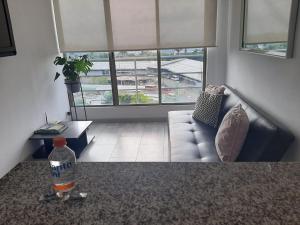 sala de estar con sofá y botella de agua en Santorini Apartamentos Amoblados, en Pereira