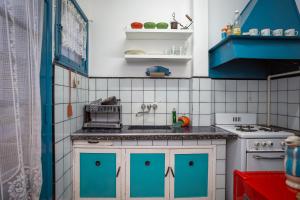 cocina pequeña con armarios azules y fogones en Departamento Tarquinio en Tigre, Buenos Aires en Tigre