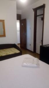 een slaapkamer met 2 bedden en een deur naar een kamer bij Pousada Coqueiro Verde in Itacaré
