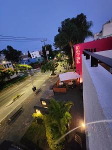 - Vistas a una calle de la ciudad por la noche en Hotel Consulado Petite Gallerie, en Guadalajara
