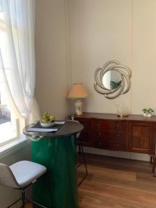 um quarto com uma mesa com uma cadeira e um espelho em Chapel street south yarra 阳光大房204房 em Melbourne