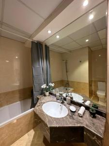 Koupelna v ubytování Step into Serenity - Discover Modern Living in 1BR Apartment with Panoramic Views in Dubai Marina near JBR Walk, Beach and Bla Bla Club