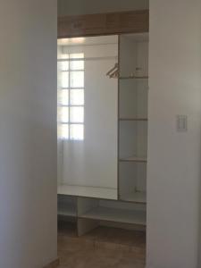 un armario con paredes blancas y una ventana en Cabaña Privada en Comuna San Roque en Bialet Massé