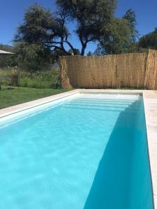 una piscina de agua azul en un patio en Cabaña Privada en Comuna San Roque en Bialet Massé