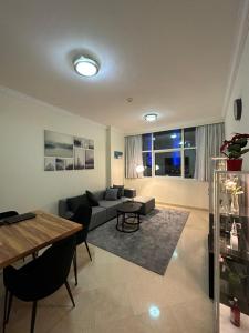 Posezení v ubytování Step into Serenity - Discover Modern Living in 1BR Apartment with Panoramic Views in Dubai Marina near JBR Walk, Beach and Bla Bla Club