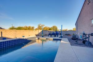 Bazén v ubytování Private Pool Relaxing Phoenix Area Vacation Home! nebo v jeho okolí