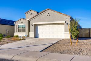 ein Haus mit einer weißen Garage in der Unterkunft Phoenix Area Vacation Home with Private Pool! in Buckeye