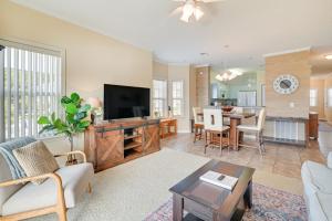 Fotografie z fotogalerie ubytování Myrtle Beach Condo with Screened Porch and Pool Access v destinaci Myrtle Beach
