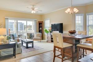 Fotografie z fotogalerie ubytování Myrtle Beach Condo with Screened Porch and Pool Access v destinaci Myrtle Beach