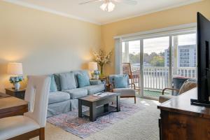 Fotografie z fotogalerie ubytování Myrtle Beach Condo with Screened Porch and Pool Access v destinaci Myrtle Beach