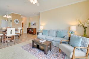 Fotografie z fotogalerie ubytování Myrtle Beach Condo with Screened Porch and Pool Access v destinaci Myrtle Beach