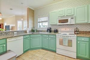 Fotografie z fotogalerie ubytování Myrtle Beach Condo with Screened Porch and Pool Access v destinaci Myrtle Beach + 22 fotografií