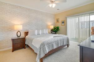 Fotografie z fotogalerie ubytování Myrtle Beach Condo with Screened Porch and Pool Access v destinaci Myrtle Beach