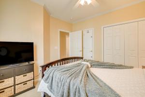 Fotografie z fotogalerie ubytování Myrtle Beach Condo with Screened Porch and Pool Access v destinaci Myrtle Beach