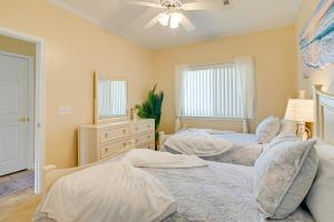 Fotografie z fotogalerie ubytování Myrtle Beach Condo with Screened Porch and Pool Access v destinaci Myrtle Beach