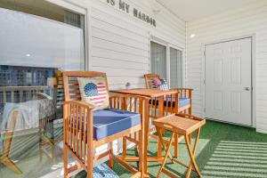 Fotografie z fotogalerie ubytování Myrtle Beach Condo with Screened Porch and Pool Access v destinaci Myrtle Beach
