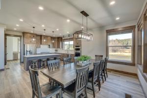 een keuken en eetkamer met een tafel en stoelen bij Spacious McCall Home with Private Lake Access! in McCall