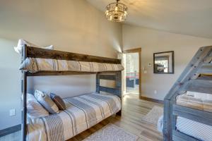 een slaapkamer met 2 stapelbedden en een trap bij Spacious McCall Home with Private Lake Access! in McCall +24 foto's
