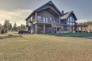 een groot huis met een grote tuin ervoor bij Spacious McCall Home with Private Lake Access! in McCall