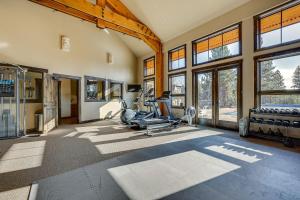 een fitnessruimte met fitnessapparatuur en grote ramen bij Spacious McCall Home with Private Lake Access! in McCall