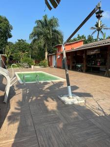 um poste no meio de um pátio com piscina em Chácara de Alto Padrão em Nova Iguaçu