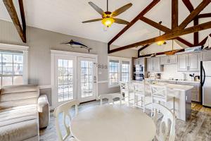 The Swordfish Sanctuary في جالفيستون: مطبخ وغرفة طعام مع طاولة وكراسي