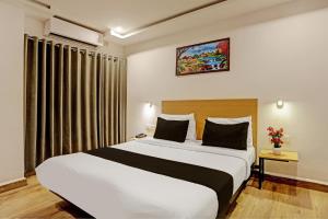 um quarto com uma cama grande num quarto em Townhouse Swain Heritage em Bhubaneshwar