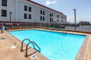 une grande piscine en face d'un bâtiment dans l'établissement Motel 6-Pine Bluff, AR, à Pine Bluff