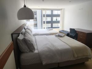 een slaapkamer met 2 bedden en een groot raam bij Balmoral 103 in Bogota