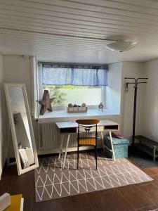 een kamer met een tafel en een raam bij Independent apartment in Borås in Borås