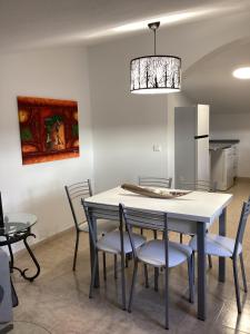 a dining room with a table and chairs at VISTA MAR in Lourinhã